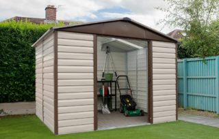 Abri de jardin en métal avec ou sans plancher ?
