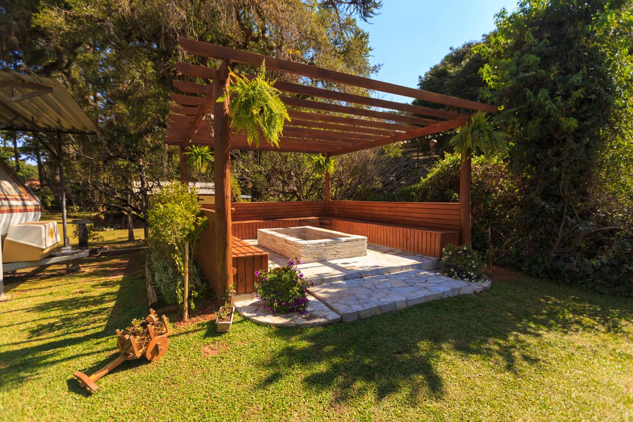 Installer une pergola décorative : plantes, voilages et éclairage pour un effet waouh